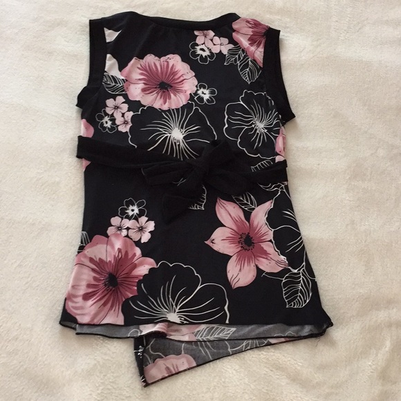 Blouse with adjustable tie in the back - Picture 2 of 2